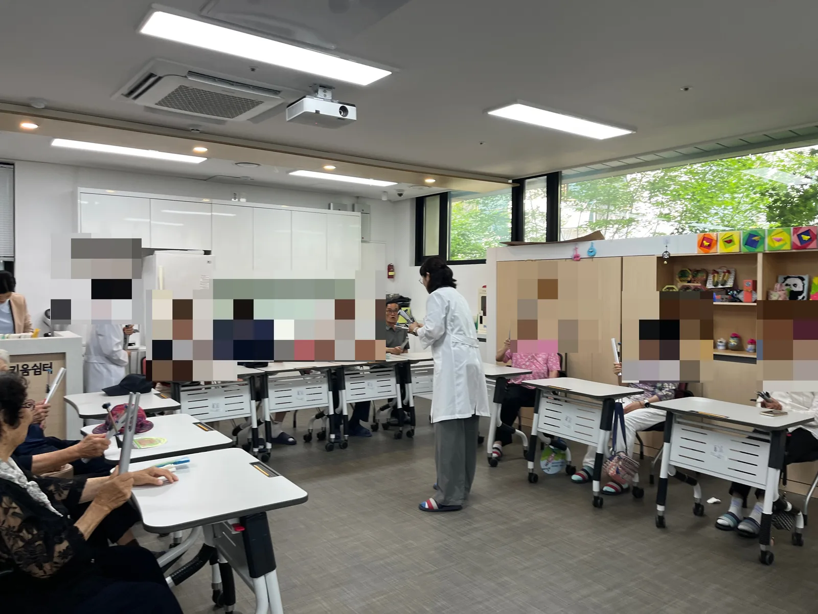 음악치료사가 기관에서 그룹 음악활동을 진행하는 모습